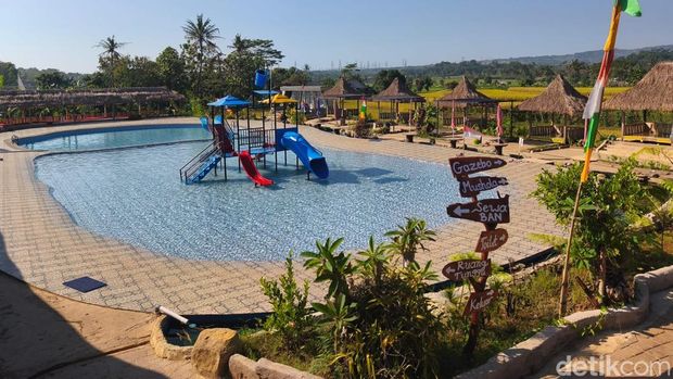 Suasana di Kolam Renang Cikomboy Cirebon