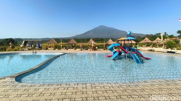Suasana di Kolam Renang Cikomboy Cirebon Suasana di Kolam Renang Cikomboy Cirebon