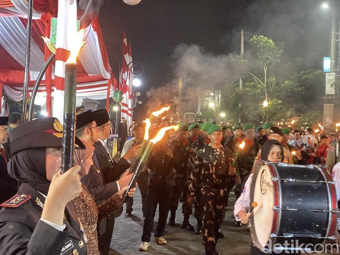 Suasana pawai obor di Sukabumi.