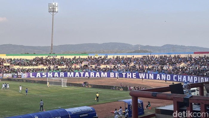 Susasana suporter PSIM Jogja di Stadion Sultan Agung, Bantul, Sabtu (16/8/2025).