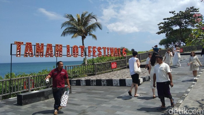 Tanah Lot Art & Food Festival ke-6 2025 digelar 21-25 Agustus 2025 dengan menghadirkan kuliner legendaris dan hiburan, Sabtu (16/8/2025). (Krisna Pradipta)