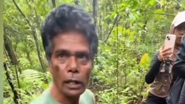 Tangkap layar video seorang pria yang melakukan pungli ke wisatawan Air Terjun Dua Warna. (Dok. Istimewa)