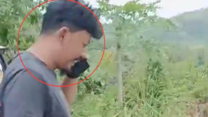 Tangkapan layar seorang oknum anggota TNI di Pinrang hendak menyelundupkan BBM bersubsidi jenis solar kepada penambang.