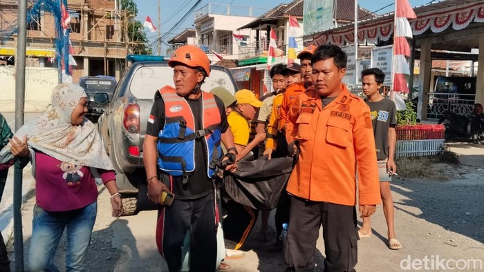 Tim SAR gabungan berhasil termukan jasad Nairo yang hanyut di Sungai Saluran Rentang, Kabupaten Cirebon.