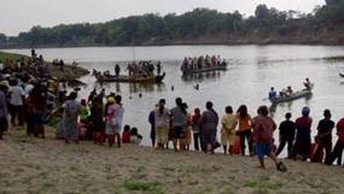 Tragedi perahu penyeberangan terbalik dan tenggelam di Bengawan Solo Bojonegoro