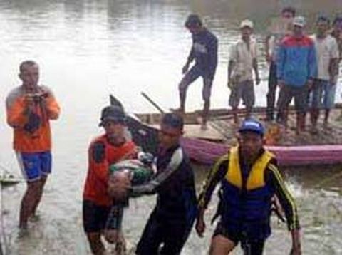 Tragedi perahu penyeberangan terbalik dan tenggelam di Bengawan Solo Bojonegoro