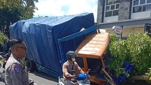 Truk pengangkut paket menabrak pohon di depan Puspem Badung, Sabtu (16/82025). (dok. Polres Badung)