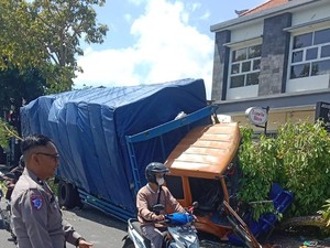 Truk Angkut Paket Hantam Pohon hingga Ringsek di Jalan Raya Sempidi