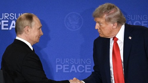US President Donald Trump (R) and Russian President Vladimir Putin shake hands at the end of a joint press conference after participating in a US-Russia summit on Ukraine at Joint Base Elmendorf-Richardson in Anchorage, Alaska, on August 15, 2025. (Photo by Drew ANGERER / AFP)