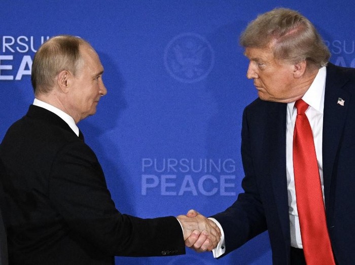 US President Donald Trump (R) and Russian President Vladimir Putin shake hands at the end of a joint press conference after participating in a US-Russia summit on Ukraine at Joint Base Elmendorf-Richardson in Anchorage, Alaska, on August 15, 2025. (Photo by Drew ANGERER / AFP)