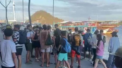 Sejumlah turis tertahan di Pelabuhan Marina Labuan Bajo, Sabtu (16/8/2025).