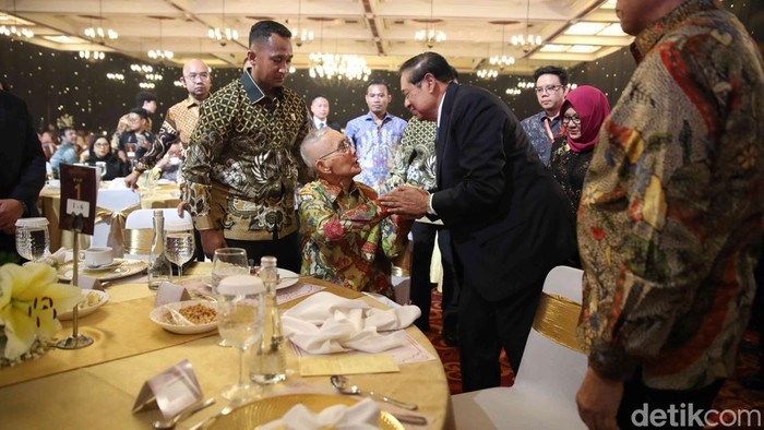 Putri Siti Hardijanti Hastuti Rukmana alias Mbak Tutut memberikan buku saat peluncuran buku Selangkah di Belakang Mbak Tutut kepada Presiden ke - 6 Susilo Bambang Yudhoyono di Balai Sudirman, Jakarta, Jumat (15/8/2025). Buku Selangkah di Belakang Mbak Tutut membahas perjalanan hidup dan karir putri sulung Presiden kedua RI Soeharto, Siti Hardijanti Hastuti Rukmana.