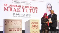Putri Siti Hardijanti Hastuti Rukmana alias Mbak Tutut memberikan buku saat peluncuran buku Selangkah di Belakang Mbak Tutut kepada Presiden ke-6 Susilo Bambang Yudhoyono. Buku Selangkah di Belakang Mbak Tutut membahas perjalanan hidup dan karir putri sulung Presiden kedua RI Soeharto, Siti Hardijanti Hastuti Rukmana.