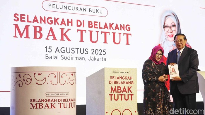 Putri Siti Hardijanti Hastuti Rukmana alias Mbak Tutut memberikan buku saat peluncuran buku Selangkah di Belakang Mbak Tutut kepada Presiden ke - 6 Susilo Bambang Yudhoyono di Balai Sudirman, Jakarta, Jumat (15/8/2025). Buku Selangkah di Belakang Mbak Tutut membahas perjalanan hidup dan karir putri sulung Presiden kedua RI Soeharto, Siti Hardijanti Hastuti Rukmana.