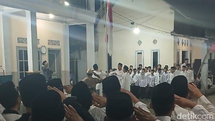 Upacara Kemerdekaan digelar malam hari di Ponpes Tamrinatul Wildan Genteng Banyuwangi.