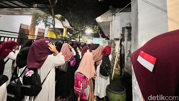 Upacara Kemerdekaan digelar malam hari di Ponpes Tamrinatul Wildan Genteng Banyuwangi.