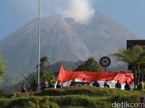 Upacara pengibaran bendera raksasa di Bukit Klangon, Kalitengah Lor, Glagaharjo, Cangkringan, Sleman, Sabtu (16/8/2025).