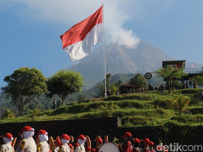 Upacara pengibaran bendera raksasa di Bukit Klangon, Kalitengah Lor, Glagaharjo, Cangkringan, Sleman, Sabtu (16/8/2025).
