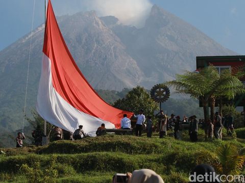 Upacara pengibaran bendera raksasa di Bukit Klangon, Kalitengah Lor, Glagaharjo, Cangkringan, Sleman, Sabtu (16/8/2025).
