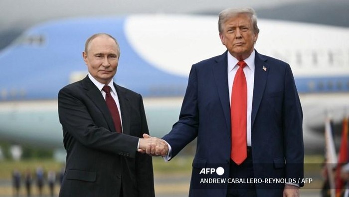 US President Donald Trump greets Russian President Vladimir Putin on the tarmac after they arrived at Joint Base Elmendorf-Richardson in Anchorage, Alaska, on August 15, 2025. Putin is in Alaska at the invitation of Trump in his first visit to a Western country since he ordered the 2022 invasion of Ukraine that has killed tens of thousands of people. (Photo by ANDREW CABALLERO-REYNOLDS / AFP)