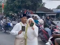 Viral Pengantin Berfoto dengan Latar Demonstran Bupati Pati