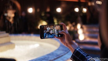 Kamera selfie punya sudut pandang 92 derajat yang cocok untuk wefie atau pembuatan konten video. Foto: Adi Fida Rahman/detikINET