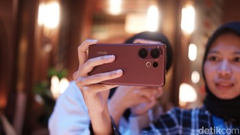 Dapur pacu Vivo V60 diperkuat chipset Snapdragon 7 Gen 4 (4nm) dengan GPU Adreno 722, dipadukan RAM LPDDR4X hingga 16 GB dan penyimpanan internal UFS 2.2 hingga 512 GB. Sistem pendingin ruang uap disematkan untuk menjaga performa tetap stabil. Foto: Adi Fida Rahman/detikINET
