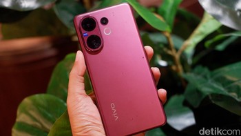Ini wujud Vivo V60 Festive Purple. Foto: Adi Fida Rahman/detikINET