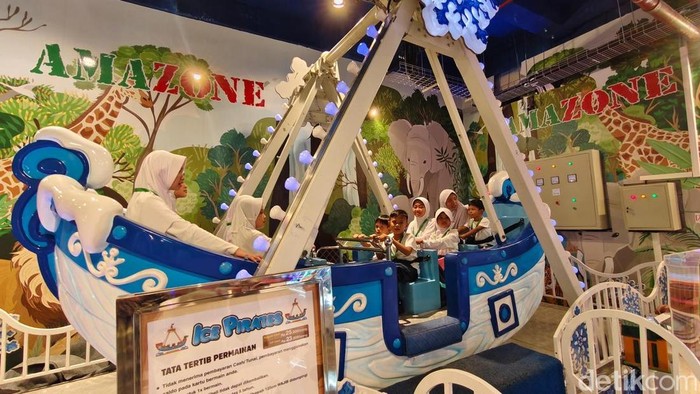 Suara tawa anak-anak bercampur riuh dentingan mesin permainan memenuhi sudut Amazone di Lippo Plaza Ekalokasari, Sabtu (16/8/2025).