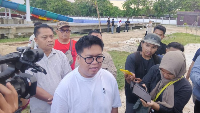 Wakil Bupati Kukar, Rendi Solihin saat mengunjungi Pulau Kumala (Muhammad Budi Kurniawan/detikKalimantan)