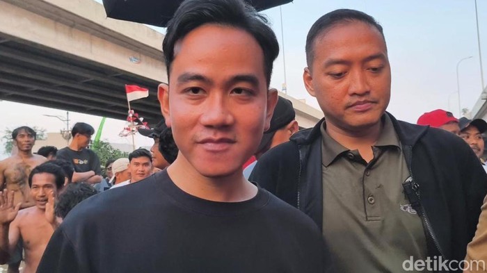 Wakil Presiden RI, Gibran Rakabuming Raka, mengaku terhibur menyaksikan keseruan lomba panjat pinang di aliran Kalimalang, Jakarta Timur. (Kurniawan F/detikcom)
