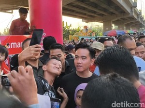 Video: Hadiah dari Gibran Jadi Incaran Peserta Panjat Pinang di Kalimalang