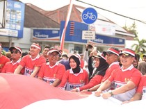 Pemkot Kediri Kirab Bendera Raksasa ke Gunung Klotok Bareng para Pemuda