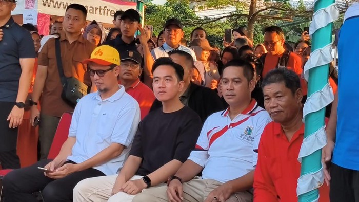 Wapres Gibran menonton lomba panjat pinang di Kalimalang.