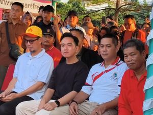 Gibran Beri Hadiah Sepeda-Motor Listrik saat Nonton Panjat Pinang di Kalimalang