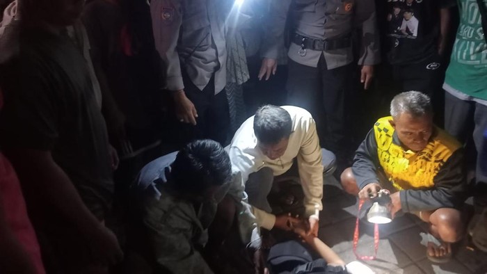 Warga dan Petugas berusaha menolong KPP (15) yang nekat menceburkan diri ke laut, Jumat (15/8/2025). (Polres Buleleng)
