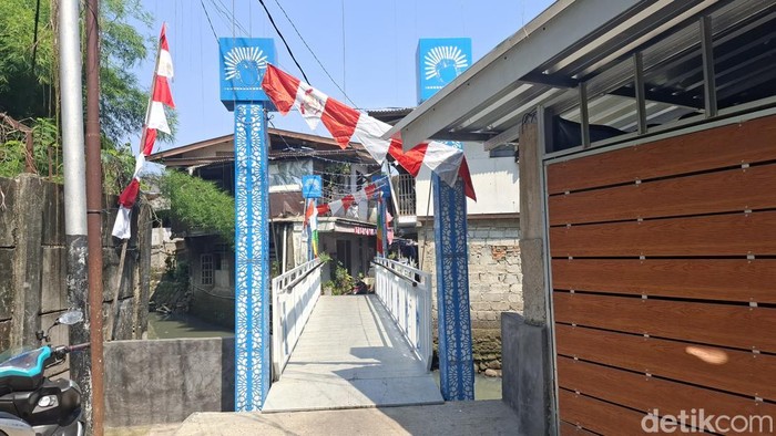 Warga Gandaria, Kebayoran Baru, gembira atas dibangunnya Jembatan Antar Kampung (JAK) Gandaria yang kini dilengkapi sistem buka-tutup (bascule). (B Belia/detikcom)