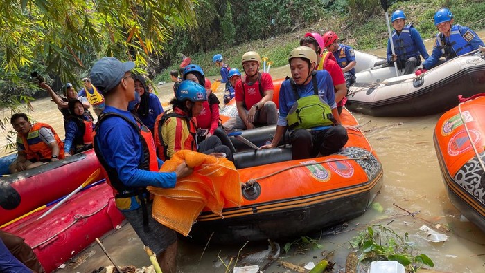 Wawalkota Serang bareng warga bersih-bersih Sungai Cibanten