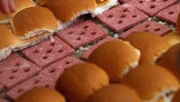 Burger persegi berlubang mulai digunakan pada tahun 1954 di White Castle. Burger ini dikukus bersama bawang, memberi rasa khas sekaligus memudahkan memasak banyak patty sekaligus. Foto: White Castle Archive