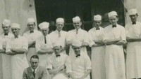 Awalnya White Castle hanya mempekerjakan pria muda di resto mereka. Pegawai mengenakan seragam putih rapi dengan dasi hitam, menegaskan citra bersih dan profesional.Foto: White Castle Archive