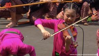 Permainan biola Nathasia Djong membawakan lagu Indonesia Pusaka membuat suasana makin bersemangat. Foto: Channel YouTube Sekretariat Presiden