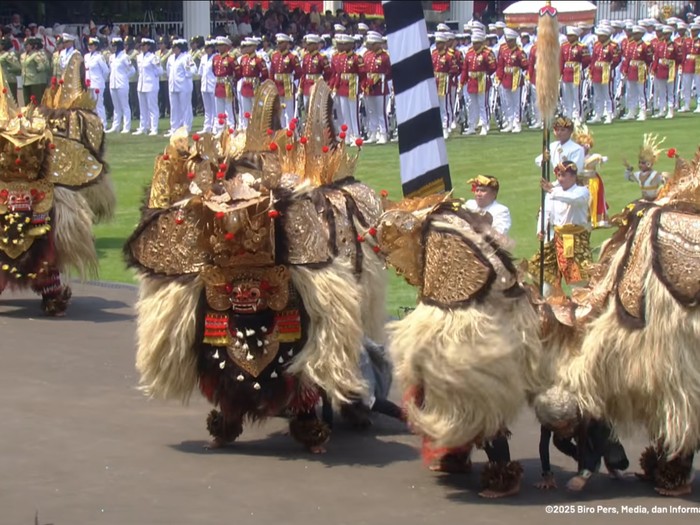 Acara Hut ke-80 RI Pertunjukan Bhinneka Tunggal Ika pada HUT ke-80 RI di Istana Merdeka, Minggu (17/8/2025).