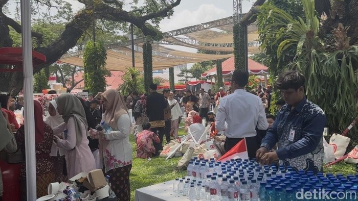 Acara pesta rakyat bagi masyarakat yang menjadi tamu undangan upacara HUT ke-80 RI digelar di Istana Kepresidenan, Jakarta. (Firda/detikcom).