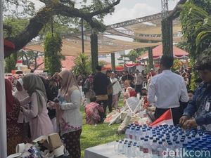 Ada Pesta Rakyat, Lapangan Istana Merdeka Mendadak Jadi Tempat Piknik Warga