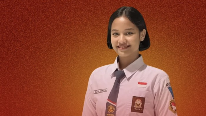 Aliah Sakira, pembawa baki bendera di tim penurunan bendera