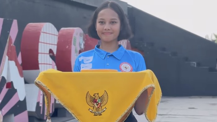 Aliah Sakira, pembawa baki bendera di tim penurunan bendera