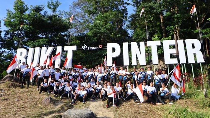 Anggota Polda Babel mengibarkan bendera di Bukit Pinteir