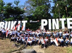 Polda Babel Kibarkan Bendera di Bukit Pinteir