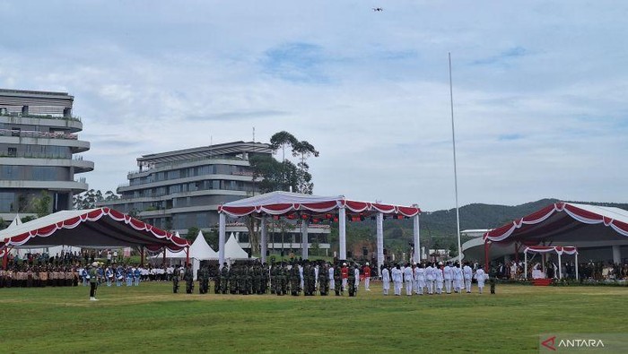 Anggota Purha Paskibraka Kabupaten Penajam Paser Utara, Provinsi Kalimantan Timur, kembali bertugas mengingatkan bendra Merah Putih pada upacara HUT le-80 Kemerdekaan RI di IKN, Minggu (17/8)2025). ANTARA/Muhammad Solih Januar