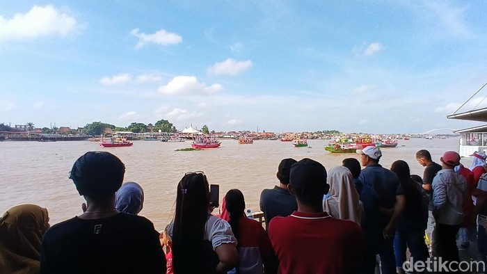 Antusias masyarakat menonton pawai perahu hias di tepian Sungai Musi, Palembang, Sumsel.